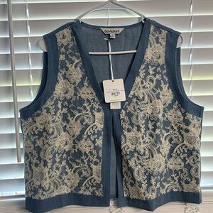 DAVI & DANI Light Denim Vest with Cream Embroidery